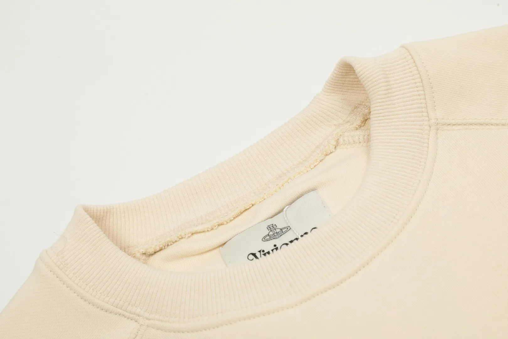 VIVI07# "Exclusive hot style" vivienne west wood West Queen Vivienne Saturn classic small label round neck sweatshirt, the top hot style in 2024, no need to say more, just open the details directly YB mold opening, correct overlock neckline details ⚠️The authentic product is the overlock threaded collar, there is no collar strip. Our family only makes the right version, and we are careful to ensure that the first release of the Queen Mother on the whole network is accurate. The full series of correct accessories, every detail is completely restored Straight up to full Size: XS-L